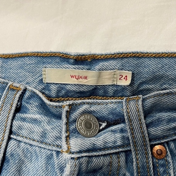 Levi’s Wedgie Lightwash Distressed Jeans Size 24 - Picture 5 of 9